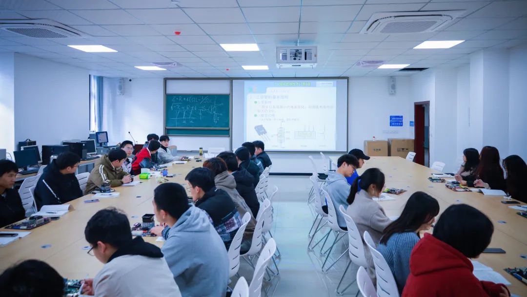 智慧教室，促進互動教學.jpg