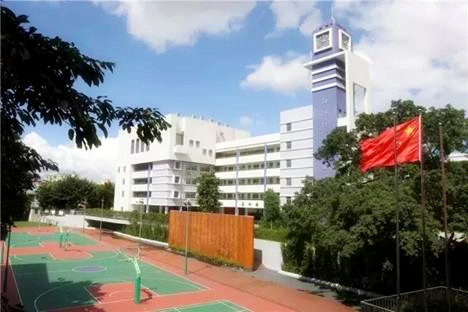 帶上移動(dòng)錄播去辦畢業(yè)典禮和期末表彰大會(huì)，全校2000名師生就都能看直播！
